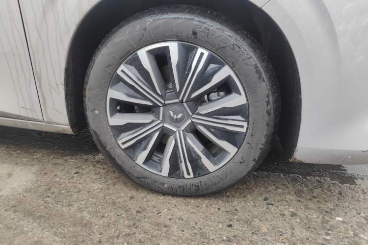 Used Wuling Starlight 730 2025 Model Plug-in Hybrid 125km Luxury Edition Right Front Wheel Hub