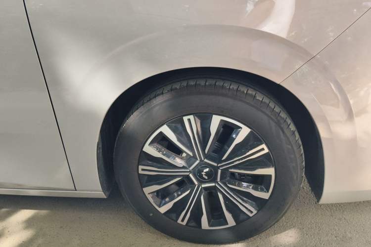 Used Wuling Starlight 730 2025 Model Plug-in Hybrid 125km Luxury Edition Right Front Wheel Hub
