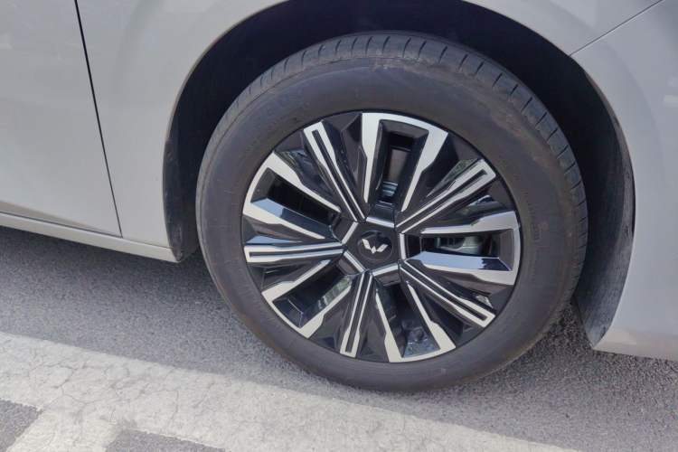 Used Wuling Starlight 730 2025 Model Plug-in Hybrid 125km Luxury Edition Right Front Wheel Hub