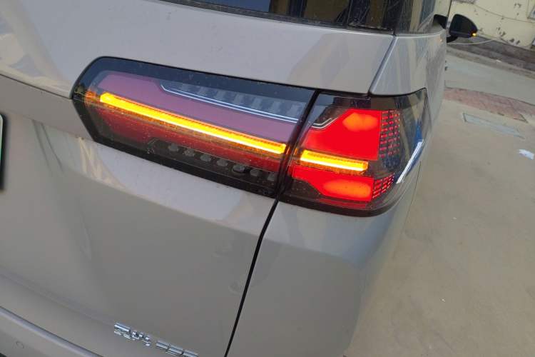 Used Wuling Starlight 730 2025 Model Plug-in Hybrid 125km Luxury Edition Right Rear Taillight