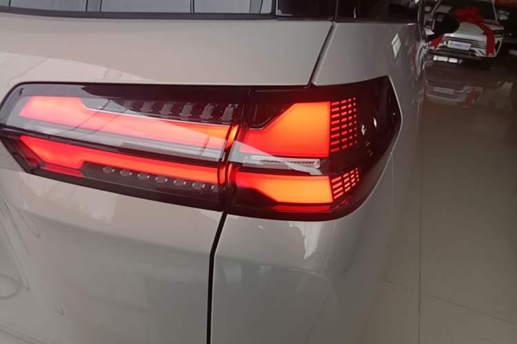 Used Wuling Starlight 730 2025 Model Plug-in Hybrid 125km Luxury Edition Right Rear Taillight