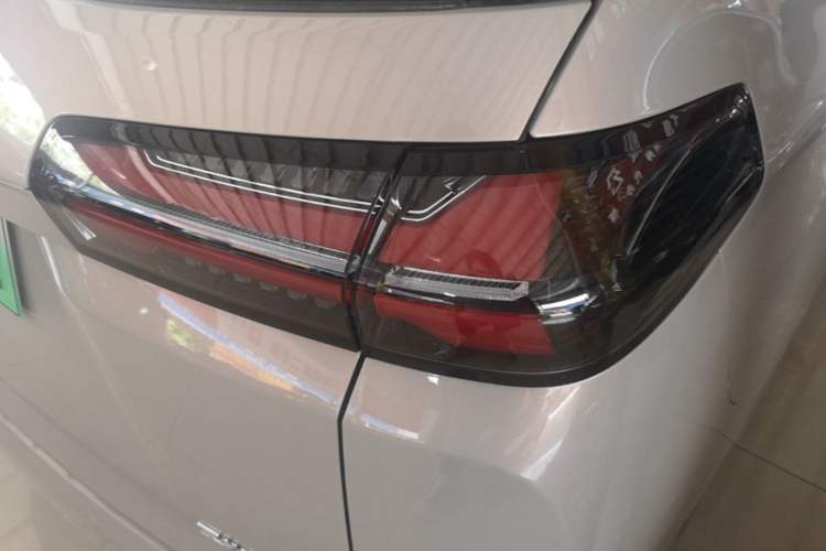 Used Wuling Starlight 730 2025 Model Plug-in Hybrid 125km Luxury Edition Right Rear Taillight