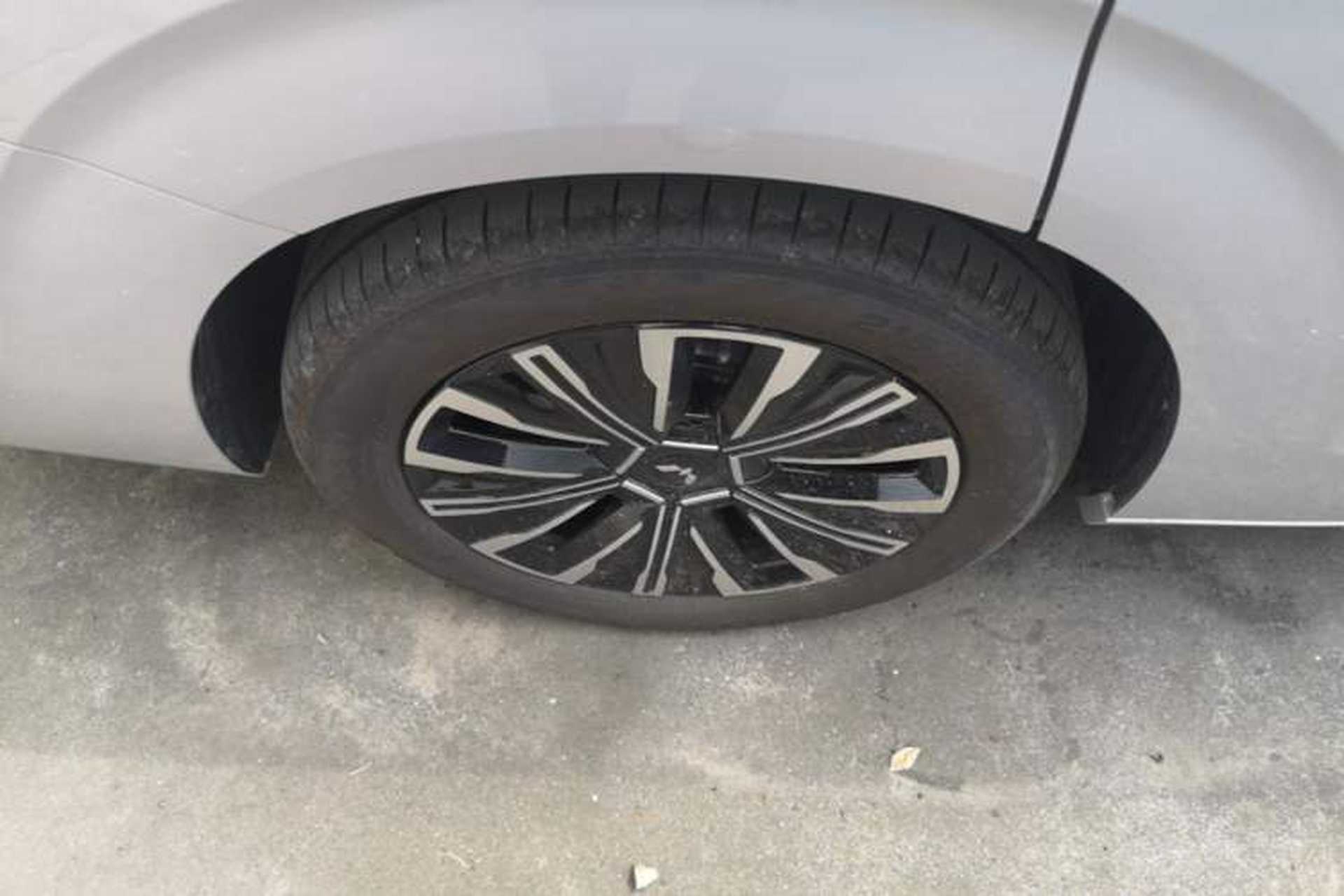 Used Wuling Starlight 730 2025 Model Plug-in Hybrid 125km Luxury Edition Right Rear Wheel Hub