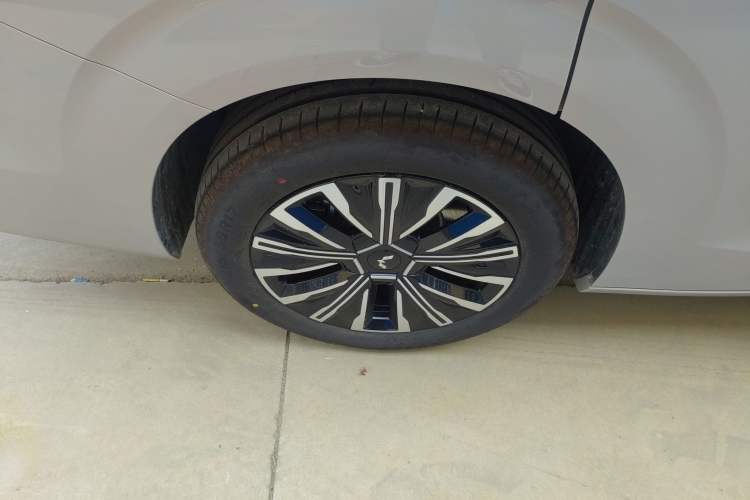 Used Wuling Starlight 730 2025 Model Plug-in Hybrid 125km Luxury Edition Right Rear Wheel Hub