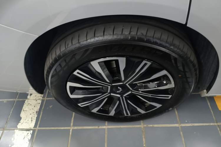 Used Wuling Starlight 730 2025 Model Plug-in Hybrid 125km Luxury Edition Right Rear Wheel Hub