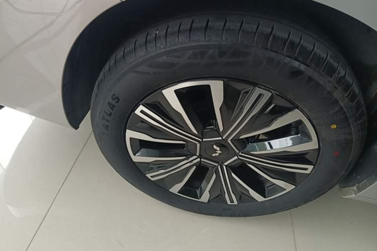 Used Wuling Starlight 730 2025 Model Plug-in Hybrid 125km Luxury Edition Right Rear Wheel Hub