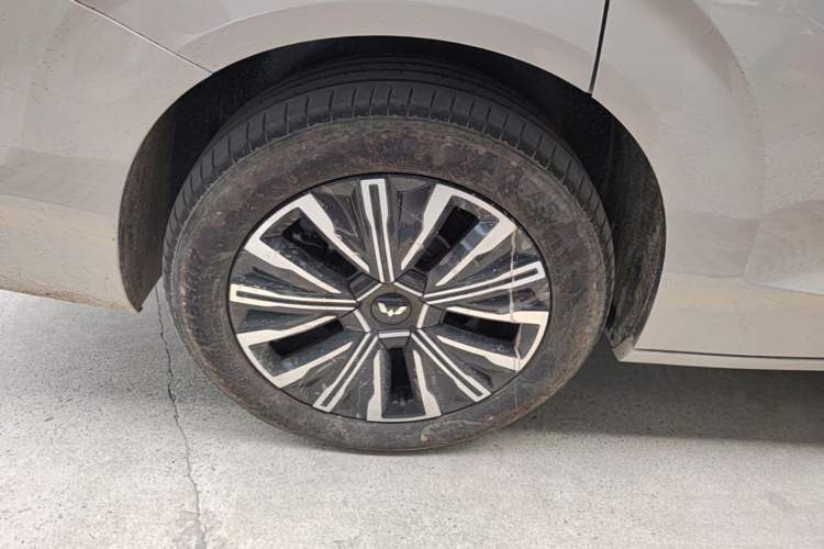 Used Wuling Starlight 730 2025 Model Pure Electric 500km Luxury Edition Right Rear Wheel Hub