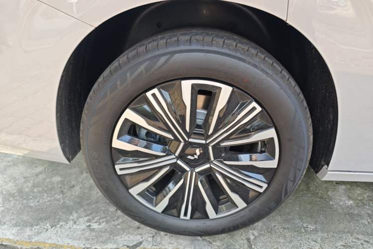 Used Wuling Starlight 730 2025 Model Plug-in Hybrid 125km Luxury Edition Right Rear Wheel Hub
