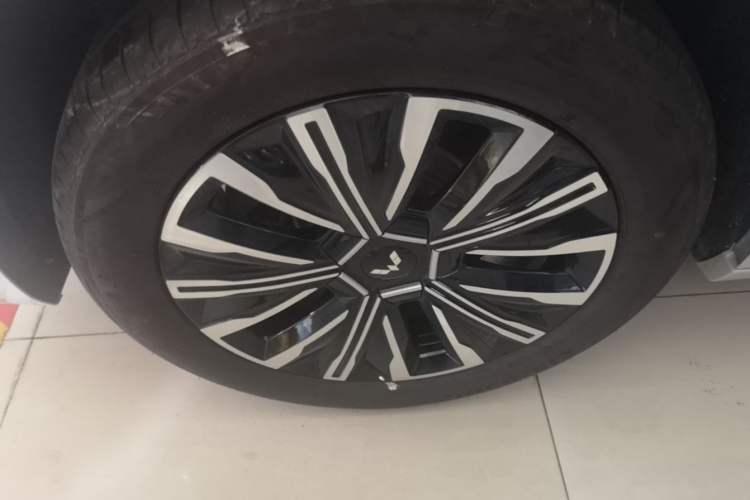 Used Wuling Starlight 730 2025 Model Plug-in Hybrid 125km Luxury Edition Right Rear Wheel Hub