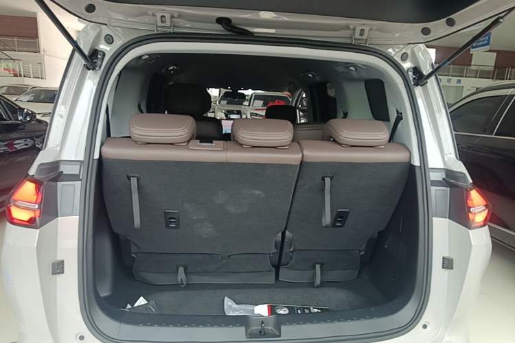 Used Wuling Starlight 730 2025 Model Plug-in Hybrid 125km Luxury Edition Trunk