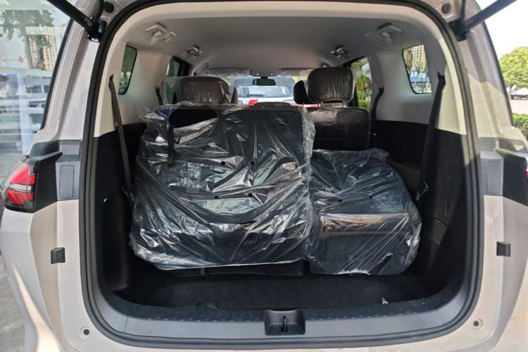 Used Wuling Starlight 730 2025 Model Plug-in Hybrid 125km Luxury Edition Trunk