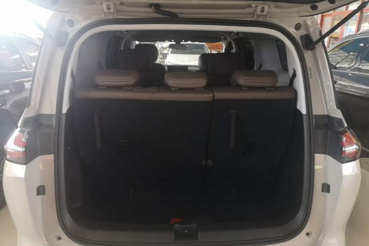 Used Wuling Starlight 730 2025 Model Plug-in Hybrid 125km Luxury Edition Trunk