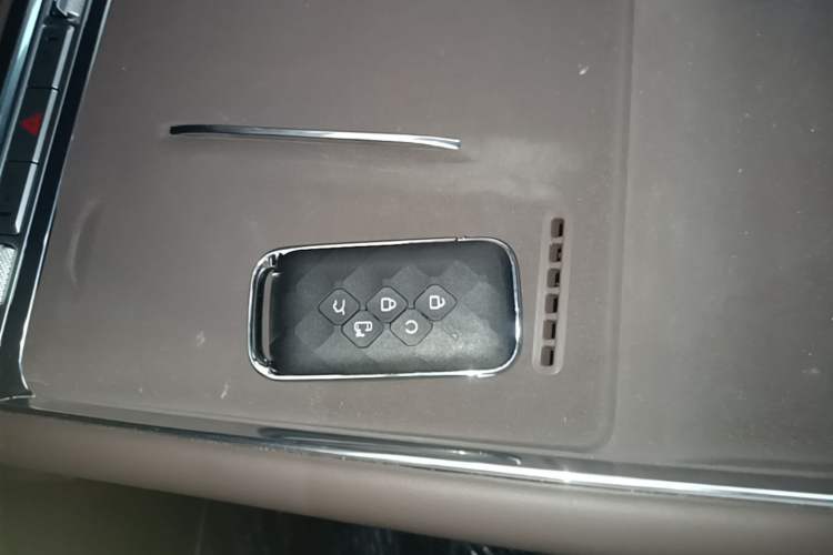 Used Wuling Starlight 730 2025 Model Plug-in Hybrid 125km Luxury Edition Vehicle Key