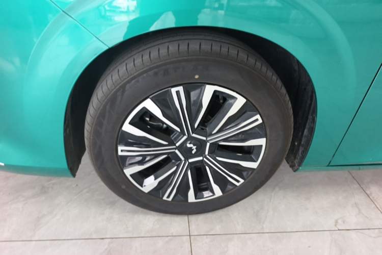Used Wuling Starlight 730 2025 Model Plug-in Hybrid 125km Luxury Edition Left Front Wheel Hub