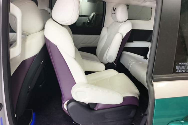 Used Wuling Starlight 730 2025 Model Plug-in Hybrid 125km Luxury Edition Left Rear Seat