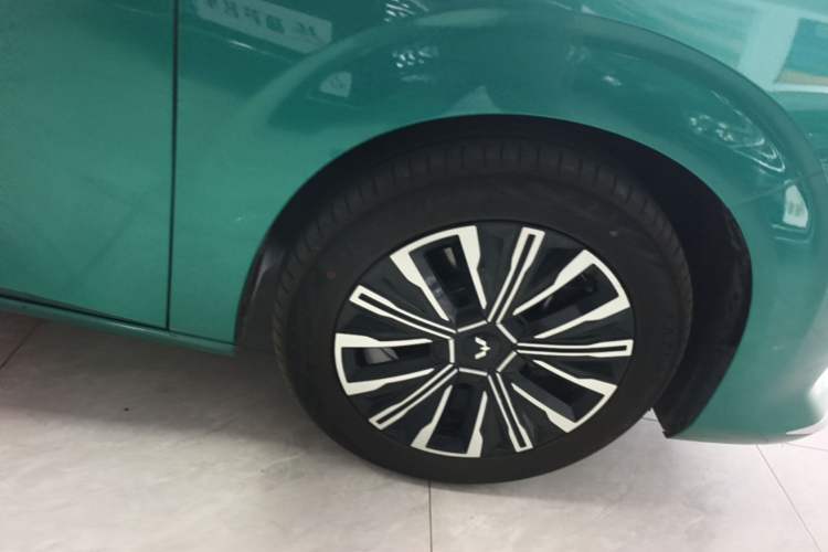Used Wuling Starlight 730 2025 Model Plug-in Hybrid 125km Luxury Edition Right Rear Wheel Hub