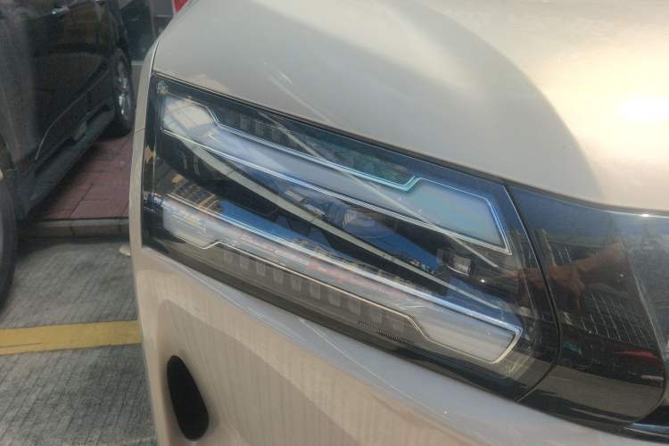 Used Wuling Starlight 730 2025 Model Pure Electric 500km Luxury Edition Right Front Headlight