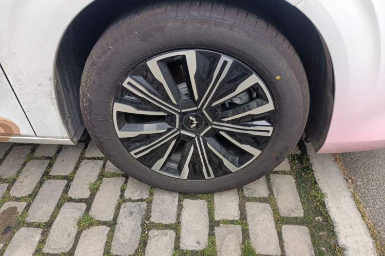 Used Wuling Starlight 730 2025 Model Pure Electric 500km Luxury Edition Right Front Wheel Hub