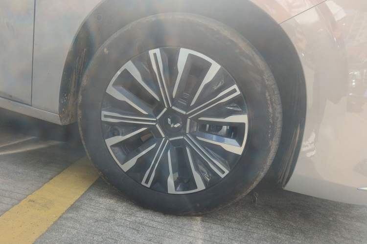 Used Wuling Starlight 730 2025 Model Pure Electric 500km Luxury Edition Right Front Wheel Hub