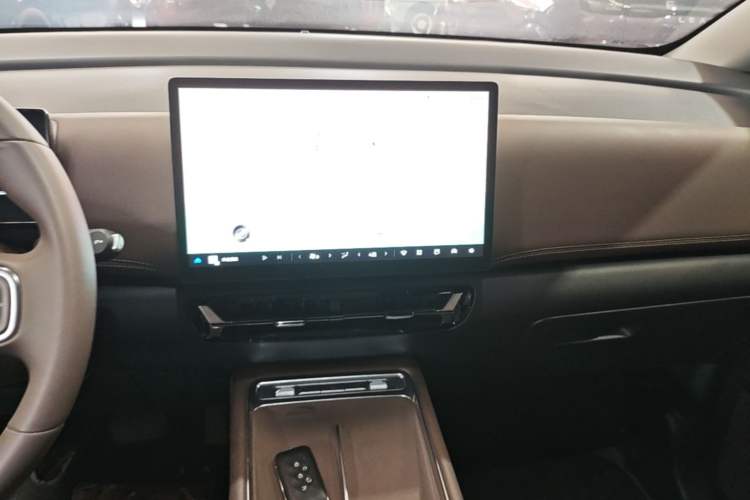 Used Wuling Starlight 730 2025 Model Plug-in Hybrid 125km Luxury Edition Audio And AC Panel