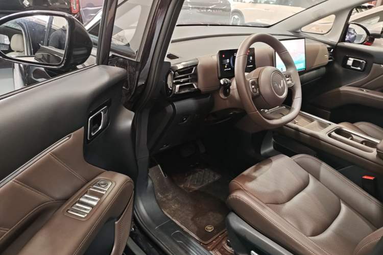 Used Wuling Starlight 730 2025 Model Plug-in Hybrid 125km Luxury Edition Driver Seat