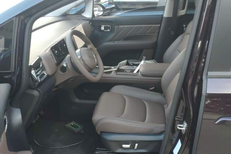 Used Wuling Starlight 730 2025 Model Pure Electric 500km Luxury Edition Left Front Seat