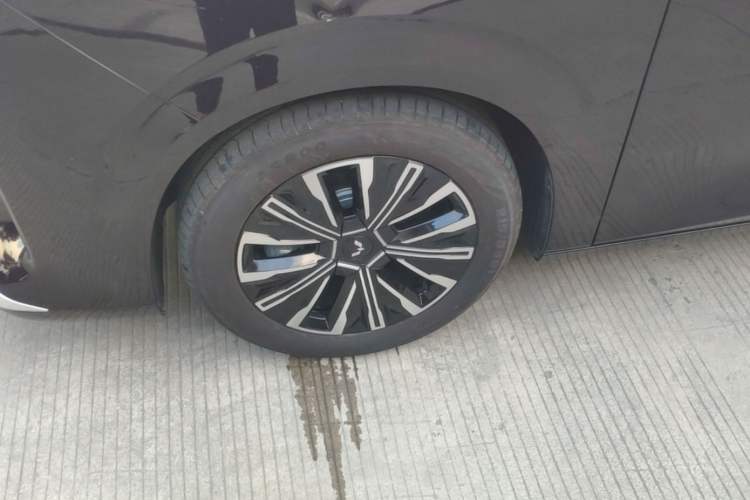 Used Wuling Starlight 730 2025 Model Pure Electric 500km Luxury Edition Left Front Wheel Hub