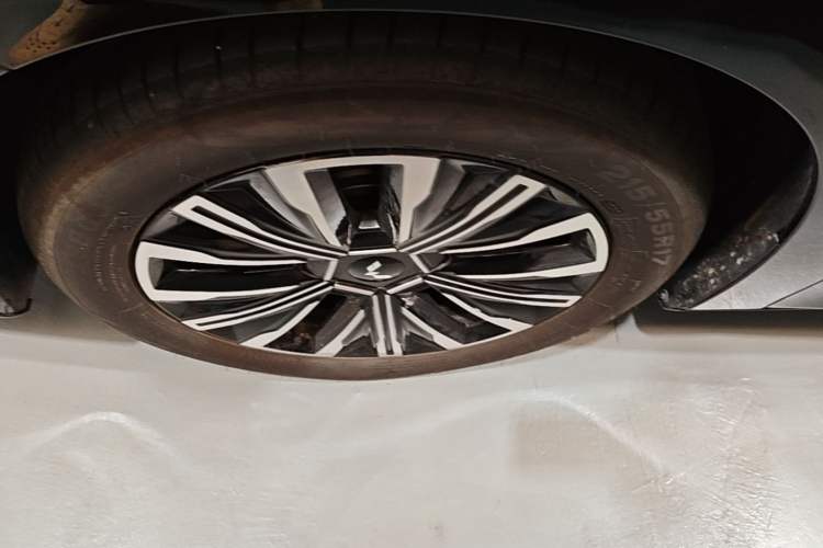 Used Wuling Starlight 730 2025 Model Plug-in Hybrid 125km Luxury Edition Left Front Wheel Hub