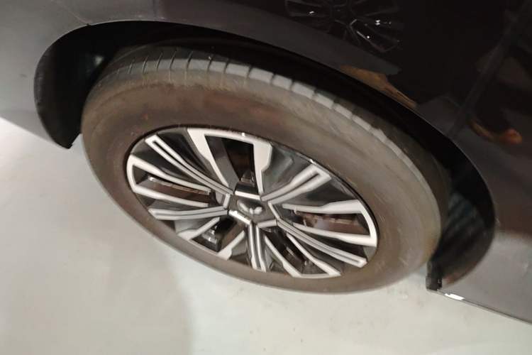 Used Wuling Starlight 730 2025 Model Plug-in Hybrid 125km Luxury Edition Right Rear Wheel Hub