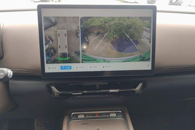 Used Wuling Starlight 730 2025 Model Plug-in Hybrid 125km Luxury Edition Audio And AC Panel