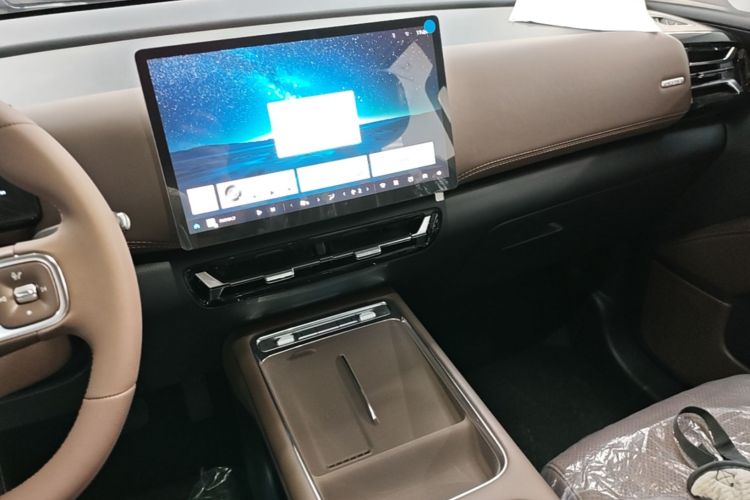 Used Wuling Starlight 730 2025 Model Plug-in Hybrid 125km Luxury Edition Audio And AC Panel