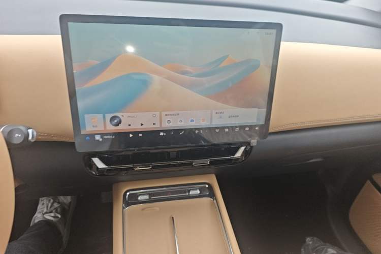 Used Wuling Starlight 730 2025 Model Plug-in Hybrid 125km Luxury Edition Audio And AC Panel