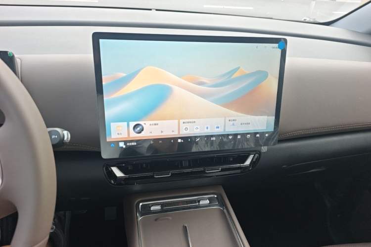 Used Wuling Starlight 730 2025 Model Plug-in Hybrid 125km Luxury Edition Audio And AC Panel