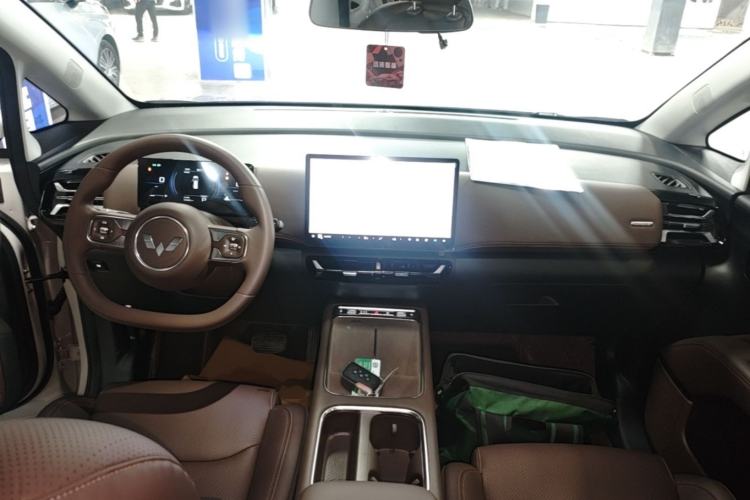 Used Wuling Starlight 730 2025 Model Plug-in Hybrid 125km Luxury Edition Center Console