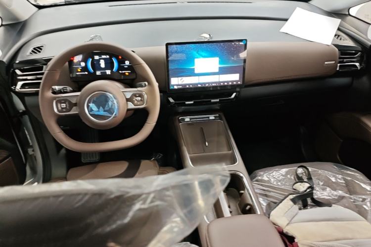 Used Wuling Starlight 730 2025 Model Plug-in Hybrid 125km Luxury Edition Center Console