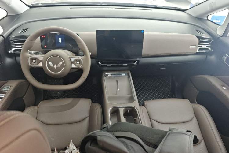 Used Wuling Starlight 730 2025 Model Plug-in Hybrid 125km Luxury Edition Center Console