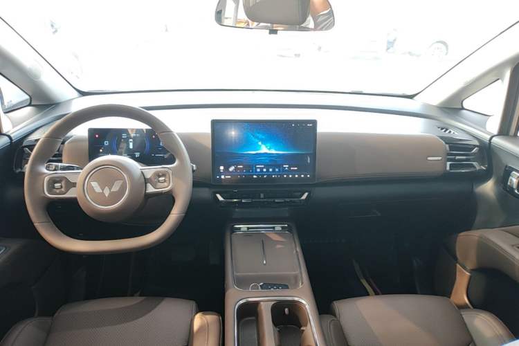 Used Wuling Starlight 730 2025 Model Plug-in Hybrid 125km Luxury Edition Center Console