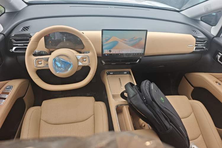 Used Wuling Starlight 730 2025 Model Plug-in Hybrid 125km Luxury Edition Center Console