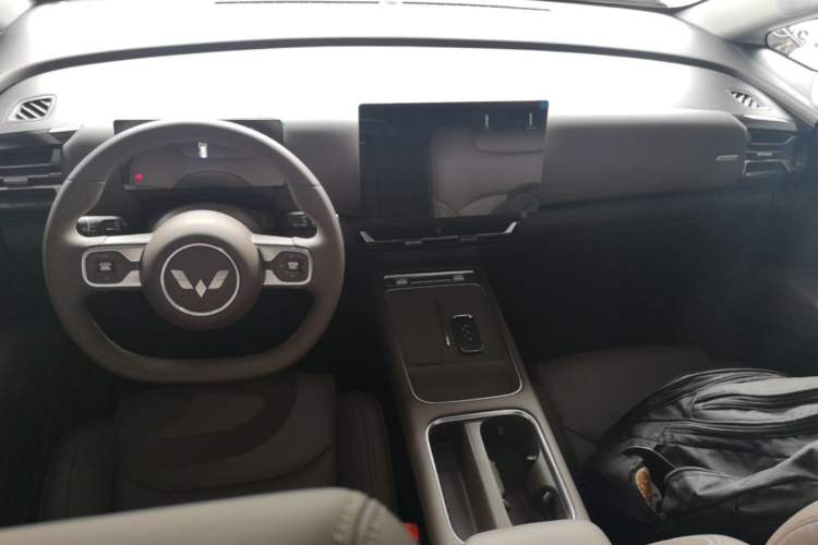 Used Wuling Starlight 730 2025 Model Plug-in Hybrid 125km Luxury Edition Center Console