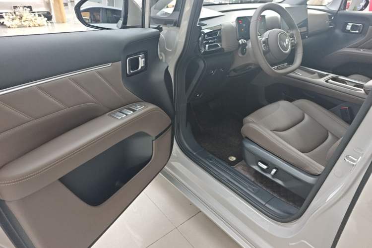 Used Wuling Starlight 730 2025 Model Plug-in Hybrid 125km Luxury Edition Driver Seat