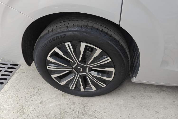 Used Wuling Starlight 730 2025 Model Plug-in Hybrid 125km Luxury Edition Exterior 5