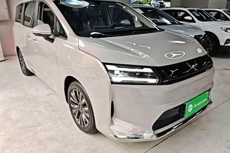 Used Wuling Starlight 730 2025 Model Pure Electric 500km Luxury Edition Front Right 45 Deg