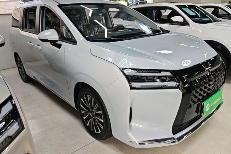 Used Wuling Starlight 730 2025 Model Plug-in Hybrid 125km Luxury Edition Front Right 45 Deg