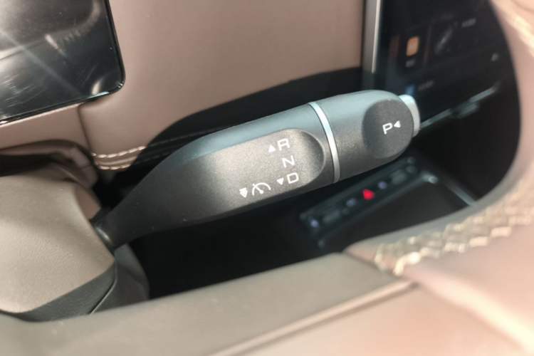 Used Wuling Starlight 730 2025 Model Pure Electric 500km Luxury Edition Gear Lever
