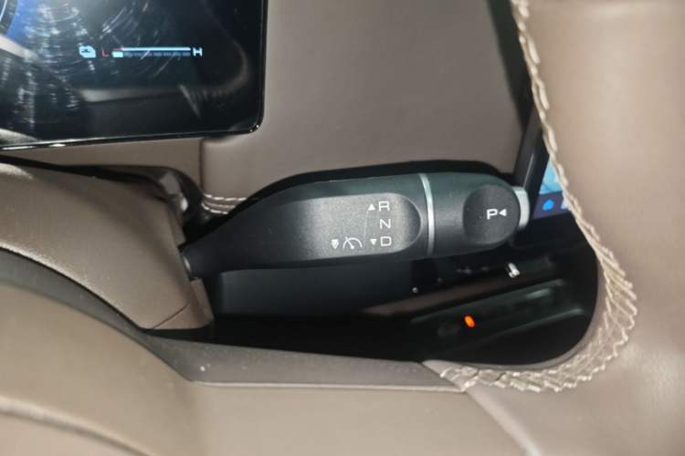 Used Wuling Starlight 730 2025 Model Plug-in Hybrid 125km Luxury Edition Gear Lever