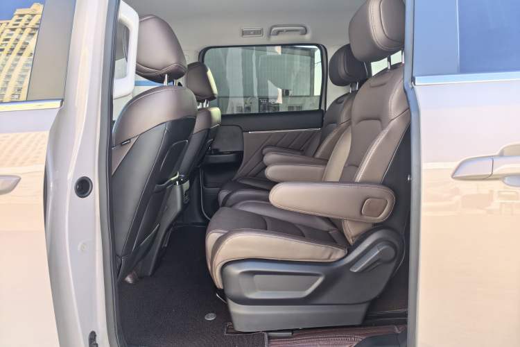 Used Wuling Starlight 730 2025 Model Plug-in Hybrid 125km Luxury Edition Interior 3