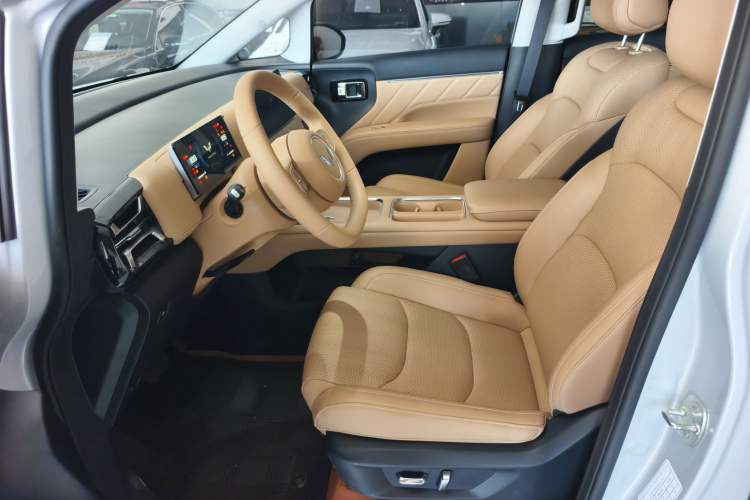 Used Wuling Starlight 730 2025 Model Plug-in Hybrid 125km Luxury Edition Interior 3