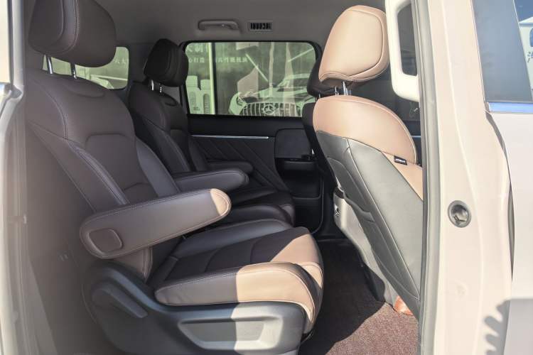 Used Wuling Starlight 730 2025 Model Plug-in Hybrid 125km Luxury Edition Interior 4
