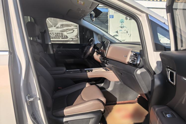 Used Wuling Starlight 730 2025 Model Plug-in Hybrid 125km Luxury Edition Interior 5