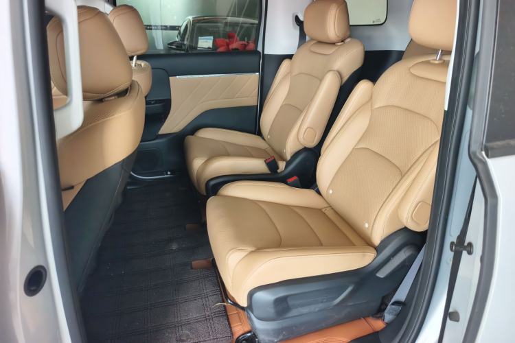 Used Wuling Starlight 730 2025 Model Plug-in Hybrid 125km Luxury Edition Interior 5